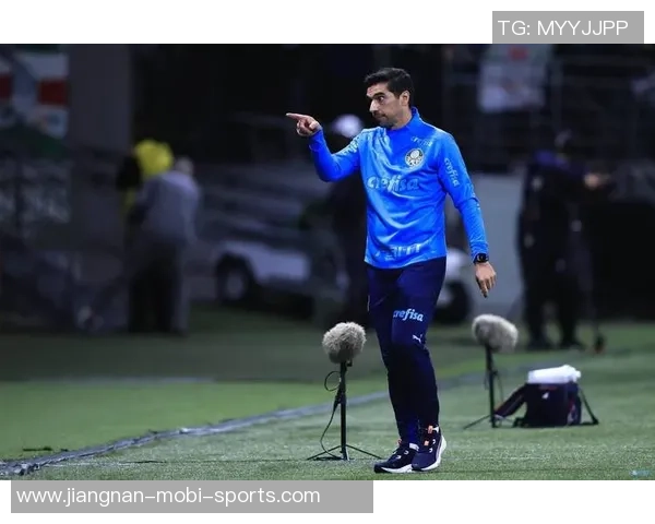 基多主帅坦言帕尔梅拉斯球场如同学校操场球队在对抗中遭遇全面压制 基多主帅坦言帕尔梅拉斯球场如同学校操场球队在对抗中遭遇全面压制