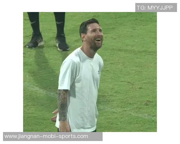 梅西印度行首日遭人群围堵受伤主动请求离场引发关注